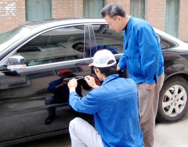 宣城汽车钥匙丢在车里面怎么办?